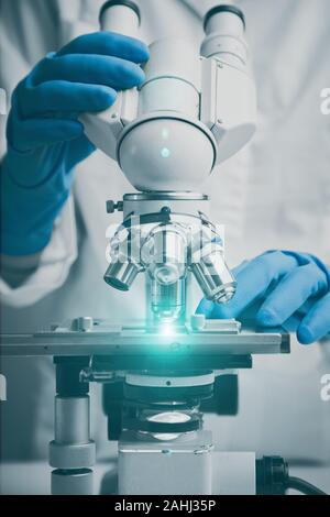 Close-up shot de microscope avec lentille en métal. Banque D'Images