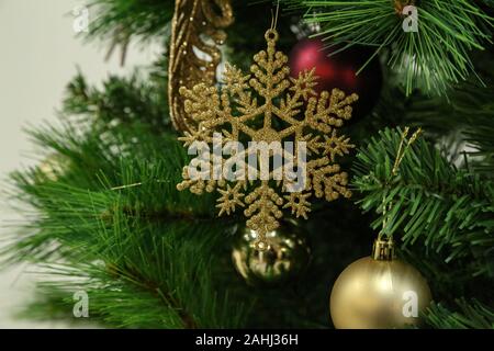 Les arbres de Noël décorées de divers jouets lumineux Banque D'Images