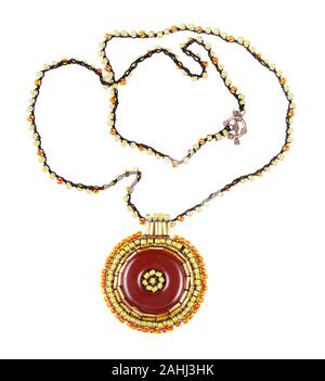 Collier artisanal en cuir marron avec pendentif rond brodé en perles de verre et clairons isolé sur fond blanc Banque D'Images