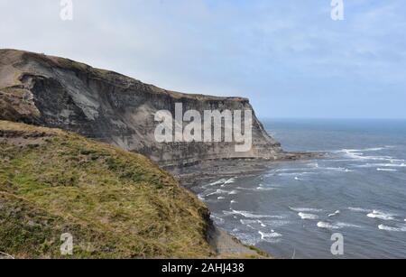 L'érosion des falaises dominant la mer de sable au-dessus d'une baie en Angleterre. Banque D'Images