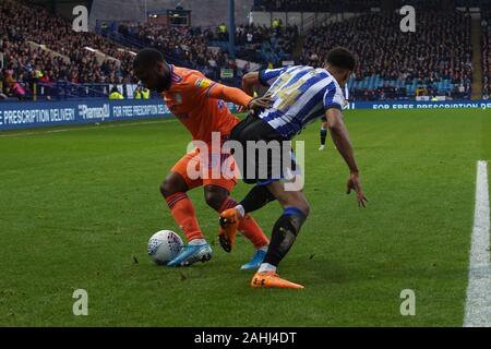 29 décembre 2019, Hillsborough, Sheffield, Angleterre ; Sky Bet Championship, Sheffield Wednesday v Cardiff City : Junior Hoilett de Cardiff City et Jacob Murphy (14) de Sheffield mercredi s'affrontent pour la balle Crédit : Kurt Fairhurst/News Images Banque D'Images