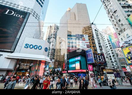 À HongKong, en novembre, 2019 : les gens sur la rue commerçante bondée de district (Causeway Bay) à Hong Kong City Banque D'Images