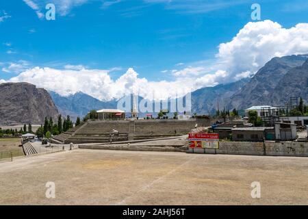 Pittoresque Ville de Skardu Vue imprenable sur une aire Shaheen Ciel bleu ensoleillé Jour Banque D'Images