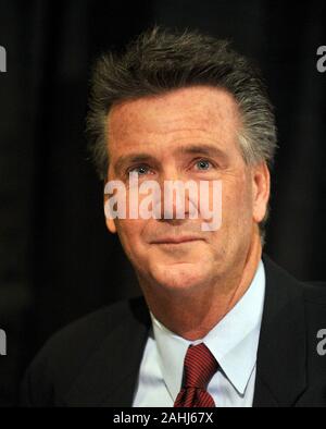 Ashburn, VIRGINIE - 6 janvier 2010 -- Redskins de Washington le vice-président exécutif, directeur général Bruce Allen écoute comme Mike Shanahan, nouvel entraîneur-chef des Redskins de Washington, répond aux questions lors d'une conférence de presse au parc Redskins à Ashburn, en Virginie, sur le mercredi, Janvier 6, 2010.Credit : Ron Sachs/CNP | conditions dans le monde entier Banque D'Images