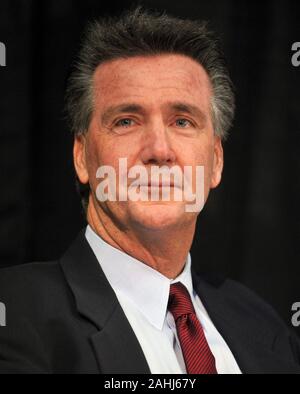 Ashburn, VIRGINIE - 6 janvier 2010 -- Redskins de Washington le vice-président exécutif, directeur général Bruce Allen écoute comme Mike Shanahan, nouvel entraîneur-chef des Redskins de Washington, répond aux questions lors d'une conférence de presse au parc Redskins à Ashburn, en Virginie, sur le mercredi, Janvier 6, 2010.Credit : Ron Sachs/CNP | conditions dans le monde entier Banque D'Images