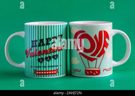 Happy Valentines Day mug & t'aime beaucoup xxxx mug isolé sur fond vert - concept unité love romance Valentine ensemble Banque D'Images