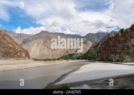 Khaplu Haute Altitude Ville Katpana froid désert Vue panoramique du paysage et de l'Indus River sur un ciel bleu ensoleillé Jour Banque D'Images