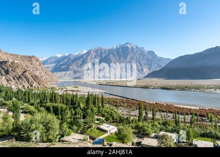 La ville pittoresque de Skardu paysage panoramique du fleuve Indus et enneigés des montagnes sur un ciel bleu ensoleillé Jour Banque D'Images