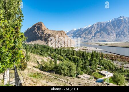 La ville pittoresque de Skardu paysage panoramique du fleuve Indus et enneigés des montagnes sur un ciel bleu ensoleillé Jour Banque D'Images