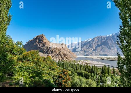 La ville pittoresque de Skardu paysage panoramique du fleuve Indus et enneigés des montagnes sur un ciel bleu ensoleillé Jour Banque D'Images