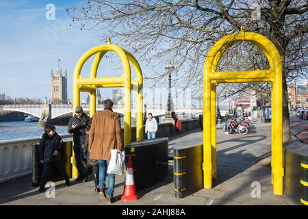 Arches de sécurité jaune sur l'Albert Embankment, London, UK Banque D'Images