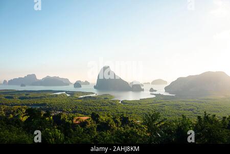 Grand angle de Samed nang chee view point à Phang nga, ont grande montagne sur l'océan et la forêt comme Amazon autour il y a le matin. Soft su Banque D'Images