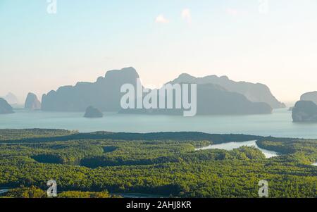 Samed nang chee view point à Phang nga, ont de nombreux big mountain sur l'océan et la forêt comme Amazon autour il y a le matin. La lumière du soleil douce je Banque D'Images