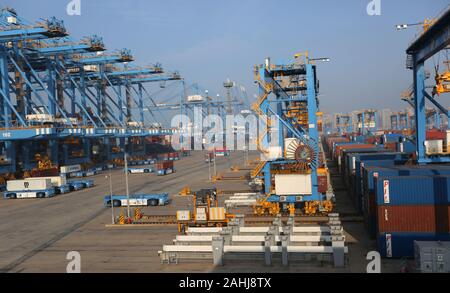 Les conteneurs de transport camions conteneurs déchargés d'un navire sur un quai à Lianyungang port de Lianyungang Ville, Province de Jiangsu est o Banque D'Images