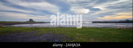 Château de Lindisfarne et Bay sur l'île de Lindisfarne, Holy Island sur la côte de Northumberland. England, UK, FR. Banque D'Images