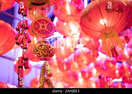 Symbole chinois décoration pour accrocher le festival du Nouvel An en face de lanternes chinoises, le mot signifie vous souhaite a obtenu beaucoup d'argent Banque D'Images