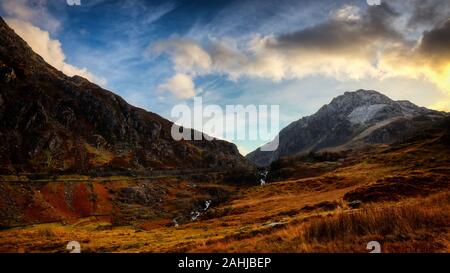 L'ogwen Tryfan et tombe à la tête de l'Ogwen Valley dans la région de Snowdonia. Banque D'Images