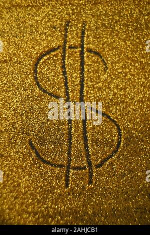 Signe du dollar sur fond brillant d'or. Banque D'Images