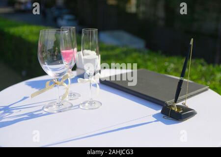 Sable de couleur dans le verre de vin tasse pour laisser au couple cérémonie de mariage verser dans un grand ensemble, c'est signe d'amour. et ont livre et stylo pour laisser quelques tr Banque D'Images