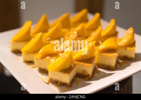 Gâteau crème douce avec garniture pour partie sous forme de buffet dans la salle de l'hôtel Banque D'Images