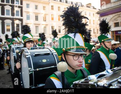 Les membres de la Glenbrook North High School Spartan Marching Band, de l'Illinois, aux Etats-Unis, au cours d'un essai de Londres le défilé du Nouvel An à la Piazza de Covent Garden à Londres. Banque D'Images
