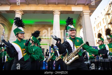 Les membres de la Glenbrook North High School Spartan Marching Band, de l'Illinois, aux Etats-Unis, au cours d'un essai de Londres le défilé du Nouvel An à la Piazza de Covent Garden à Londres. Banque D'Images