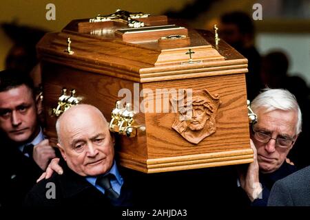 Les porteurs portent le cercueil de poignardée Frances Murray à la suite d'une messe de funérailles à l'Église sur le coeur peur Oldpark Belfast Road à North. Mme Murray, 37 ans, et Joseph Dutton, 47 ans, est mort après avoir été poignardé dans un appartement à Kinnaird Fermer dans le nord de la ville le 22 décembre. Un homme a été arrêté et accusé de la double meurtre. Banque D'Images