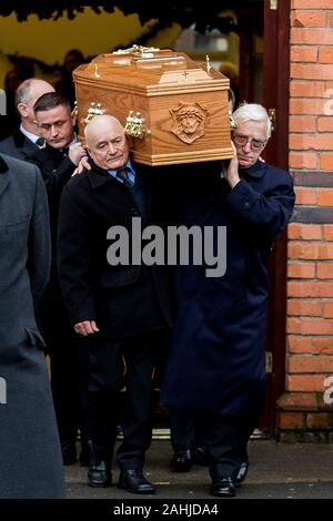 Les porteurs portent le cercueil de poignardée Frances Murray à la suite d'une messe de funérailles à l'Église sur le coeur peur Oldpark Belfast Road à North. Mme Murray, 37 ans, et Joseph Dutton, 47 ans, est mort après avoir été poignardé dans un appartement à Kinnaird Fermer dans le nord de la ville le 22 décembre. Un homme a été arrêté et accusé de la double meurtre. Banque D'Images
