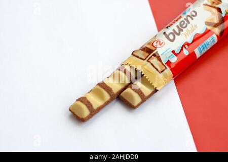 NY, USA - 15 décembre 2019 : Kinder Bueno chocolat blanc est une confiserie confiserie italienne de la ligne marque fabricant multinational de Fe Banque D'Images