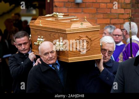 Les porteurs portent le cercueil de poignardée Frances Murray à la suite d'une messe de funérailles à l'Église sur le coeur peur Oldpark Belfast Road à North. Mme Murray, 37 ans, et Joseph Dutton, 47 ans, est mort après avoir été poignardé dans un appartement à Kinnaird Fermer dans le nord de la ville le 22 décembre. Un homme a été arrêté et accusé de la double meurtre. Banque D'Images