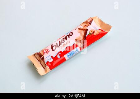 NY, USA - 15 décembre 2019 : Kinder Bueno chocolat blanc est une confiserie confiserie italienne de la ligne marque fabricant multinational de Fe Banque D'Images