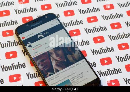 NY, USA - 4 décembre 2019 : Ed Sheeran chaîne Youtube officielle sur l'écran du smartphone sur le papier de fond. youtube Banque D'Images