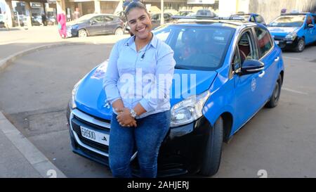 (191230) -- RABAT, 30 décembre 2019 (Xinhua) -- Souad Hdidou pose devant son taxi à Rabat, capitale du Maroc, le 24 décembre 2019. Marcher sur les freins doucement pour éviter les piétons qui traversent la route, les changements de vitesse et l'accélération, Souad Hdidou, 31 ans, femme marocaine, habilement conduit un taxi bleu sur les rues de Rabat. Parmi les quelques 8 000 taxis de la capitale marocaine, il n'y a pas plus de 10 femmes. Par conséquent, chaque fois qu'Hdidou conduit un taxi dans la rue, elle attire beaucoup d'attention. "J'ai choisi de conduire un taxi parce que ce travail me permet de mener la vie que je veux. J'lik Banque D'Images