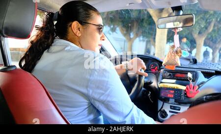 (191230) -- RABAT, 30 décembre 2019 (Xinhua) -- Souad Hdidou durs son taxi à Rabat, capitale du Maroc, le 24 décembre 2019. Marcher sur les freins doucement pour éviter les piétons qui traversent la route, les changements de vitesse et l'accélération, Souad Hdidou, 31 ans, femme marocaine, habilement conduit un taxi bleu sur les rues de Rabat. Parmi les quelques 8 000 taxis de la capitale marocaine, il n'y a pas plus de 10 femmes. Par conséquent, chaque fois qu'Hdidou conduit un taxi dans la rue, elle attire beaucoup d'attention. "J'ai choisi de conduire un taxi parce que ce travail me permet de mener la vie que je veux. J'aime assez m Banque D'Images
