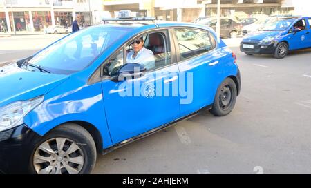 (191230) -- RABAT, 30 décembre 2019 (Xinhua) -- Souad Hdidou durs son taxi à Rabat, capitale du Maroc, le 24 décembre 2019. Marcher sur les freins doucement pour éviter les piétons qui traversent la route, les changements de vitesse et l'accélération, Souad Hdidou, 31 ans, femme marocaine, habilement conduit un taxi bleu sur les rues de Rabat. Parmi les quelques 8 000 taxis de la capitale marocaine, il n'y a pas plus de 10 femmes. Par conséquent, chaque fois qu'Hdidou conduit un taxi dans la rue, elle attire beaucoup d'attention. "J'ai choisi de conduire un taxi parce que ce travail me permet de mener la vie que je veux. J'aime assez m Banque D'Images