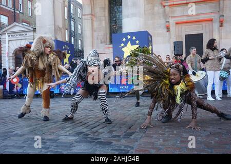 Londres, Royaume-Uni, le 30 mai 2019. Les artistes interprètes ou exécutants d'effectuer à l'occasion de la London défilé du Nouvel An à Covent Garden Piazza. Banque D'Images