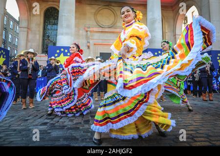 Covent Garden, Londres, le 30 mai 2019. Carnaval del Pueblo colorés apportent la culture latino-américaine à la fête - un groupe d'interprètes et de danseurs en robes colorées, ainsi qu'cowgirls et cowgirls font partie du Carnaval del Pueblo.Le London New Year's Day Parade (ou LNYDP) ont choisi le quartier animé de Covent Garden Piazza pour cette année, l'événement d'aperçu, la mise en valeur de plusieurs de leurs groupes participants. La parade elle-même commencera à 12 heures le 1er janvier et passez à travers le centre de Londres. Credit : Imageplotter/Alamy Live News Banque D'Images