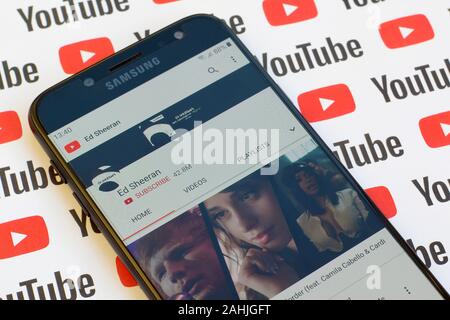 NY, USA - 4 décembre 2019 : Ed Sheeran chaîne Youtube officielle sur l'écran du smartphone sur le papier de fond. youtube Banque D'Images
