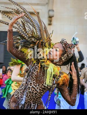 Covent Garden, Londres, le 30 mai 2019. Un artiste interprète ou exécutant avec la London School of Samba rythmes sud-américains amène à Londres. Le London New Year's Day Parade (ou LNYDP) ont choisi le quartier animé de Covent Garden Piazza pour cette année, l'événement d'aperçu, la mise en valeur de plusieurs de leurs groupes participants. La parade elle-même commencera à 12 heures le 1er janvier et passez à travers le centre de Londres. Credit : Imageplotter/Alamy Live News Banque D'Images