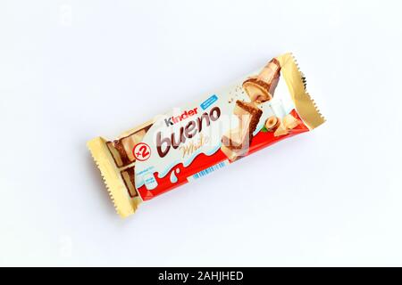 NY, USA - 15 décembre 2019 : Kinder Bueno chocolat blanc est une confiserie confiserie italienne de la ligne marque fabricant multinational de Fe Banque D'Images