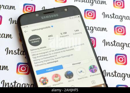 NY, USA - 4 décembre 2019 : les mobiles Samsung compte instagram sur l'écran du smartphone sur le papier bannière instagram. Banque D'Images