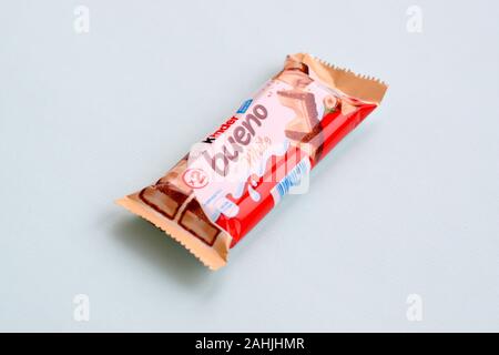 NY, USA - 15 décembre 2019 : Kinder Bueno chocolat blanc est une confiserie confiserie italienne de la ligne marque fabricant multinational de Fe Banque D'Images