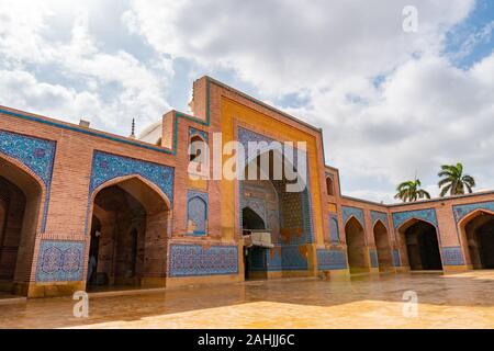 Mosquée de Shah Jahan Thatta Vue pittoresque de la Cour sur un ciel bleu ensoleillé Jour Banque D'Images