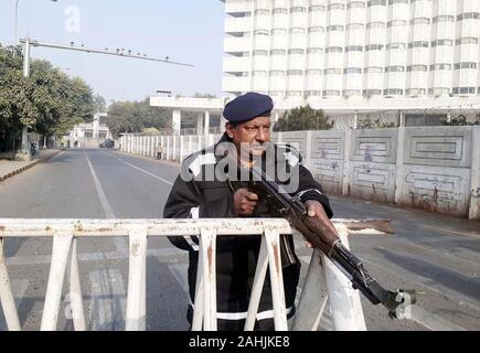 Lahore, Pakistan. 30 Dec 2019. Des responsables de la sécurité sont d'alerte permanent afin d'éviter de fâcheux incident au cours de la session de l'Assemblée, à l'Assemblée du Pendjab à Lahore le Lundi, Décembre 30, 2019. Credit : Asianet-Pakistan/Alamy Live News Banque D'Images