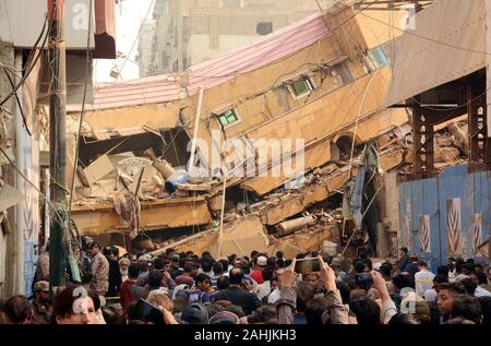 Lahore, Pakistan. 30 Dec 2019. Vue de la salle après un bâtiment s'est effondré, à Ranchor Lane salon à Karachi le Lundi, Décembre 30, 2019. Un édifice de six étages dans la zone de la voie des Ranchor Karachi s'est effondrée lundi, mais il n'y a pas eu de perte de vie rapportés comme l'immeuble avait été évacué à l'avance. Credit : Asianet-Pakistan/Alamy Live News Banque D'Images