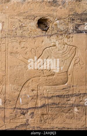 Egypte, temple de Beit El Wali, sur l'île, le lac Nasser Kalabsha. C'est un début de construction de Ramses II. Ramses sous un auvent reçoit des offrandes. Banque D'Images