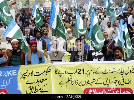 Lahore, Pakistan. 30 Dec 2019. Les partisans et les militants du Jamat-e-Islami (JI) sont maintenant manifestation de protestation contre le délestage d'électricité prolonger par K-électrique, à Karachi press club le Lundi, Décembre 30, 2019. Credit : Asianet-Pakistan/Alamy Live News Banque D'Images