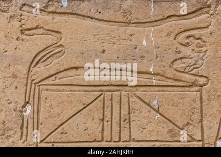 Egypte, temple de Beit El Wali, sur l'île, le lac Nasser Kalabsha. C'est un début de construction de Ramses II. Peaux de félins, offert au roi. Banque D'Images