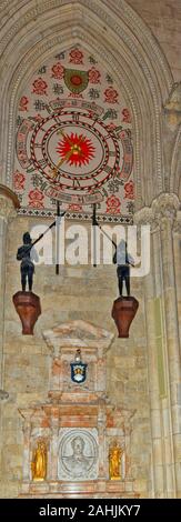 L'INTÉRIEUR DE LA VILLE DE NEW YORK MINSTER ANGLETERRE NORD DU TRANSEPT UNE HORLOGE BT HENRY HINDLEY Banque D'Images