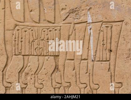 Egypte, temple de Beit El Wali, sur l'île, le lac Nasser Kalabsha. C'est un début de construction de Ramses II. Trônes avec pattes de lion. Banque D'Images